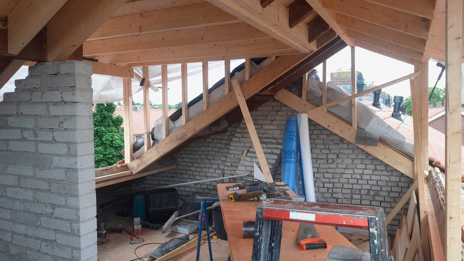 Houtconstructie aan de binnenzijde van een dakkapel in uitvoering
