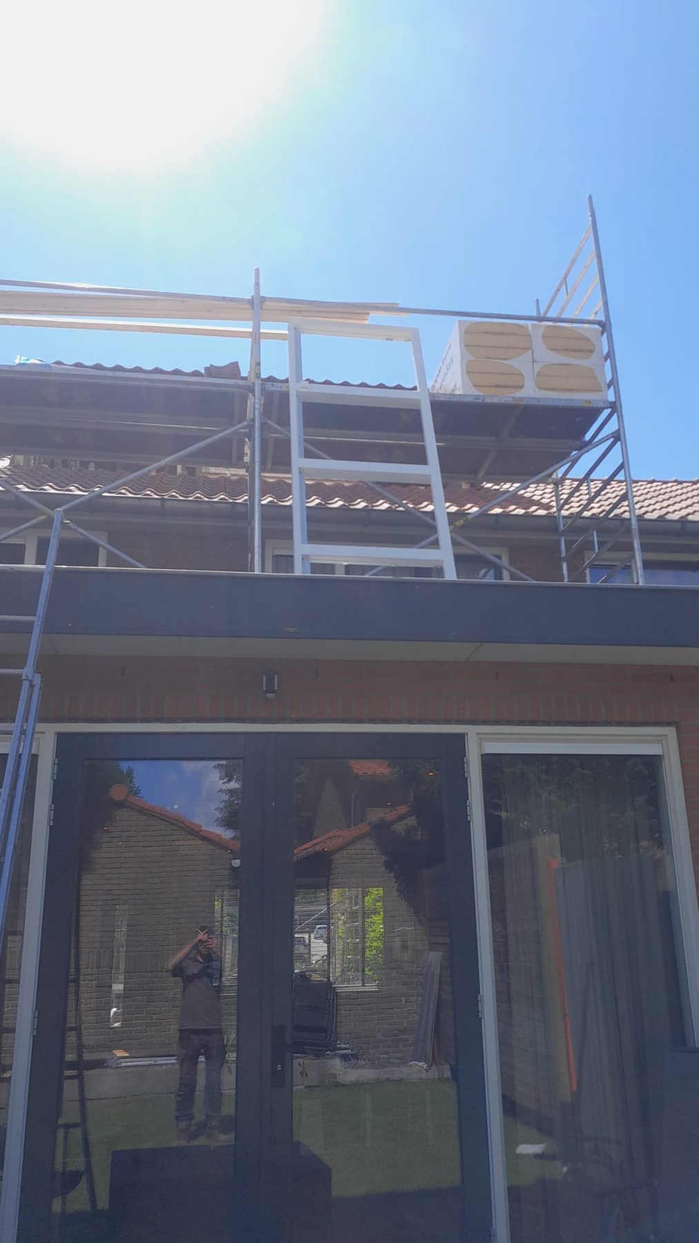 Steiger en dakopening tijdens het plaatsen van een dakkapel