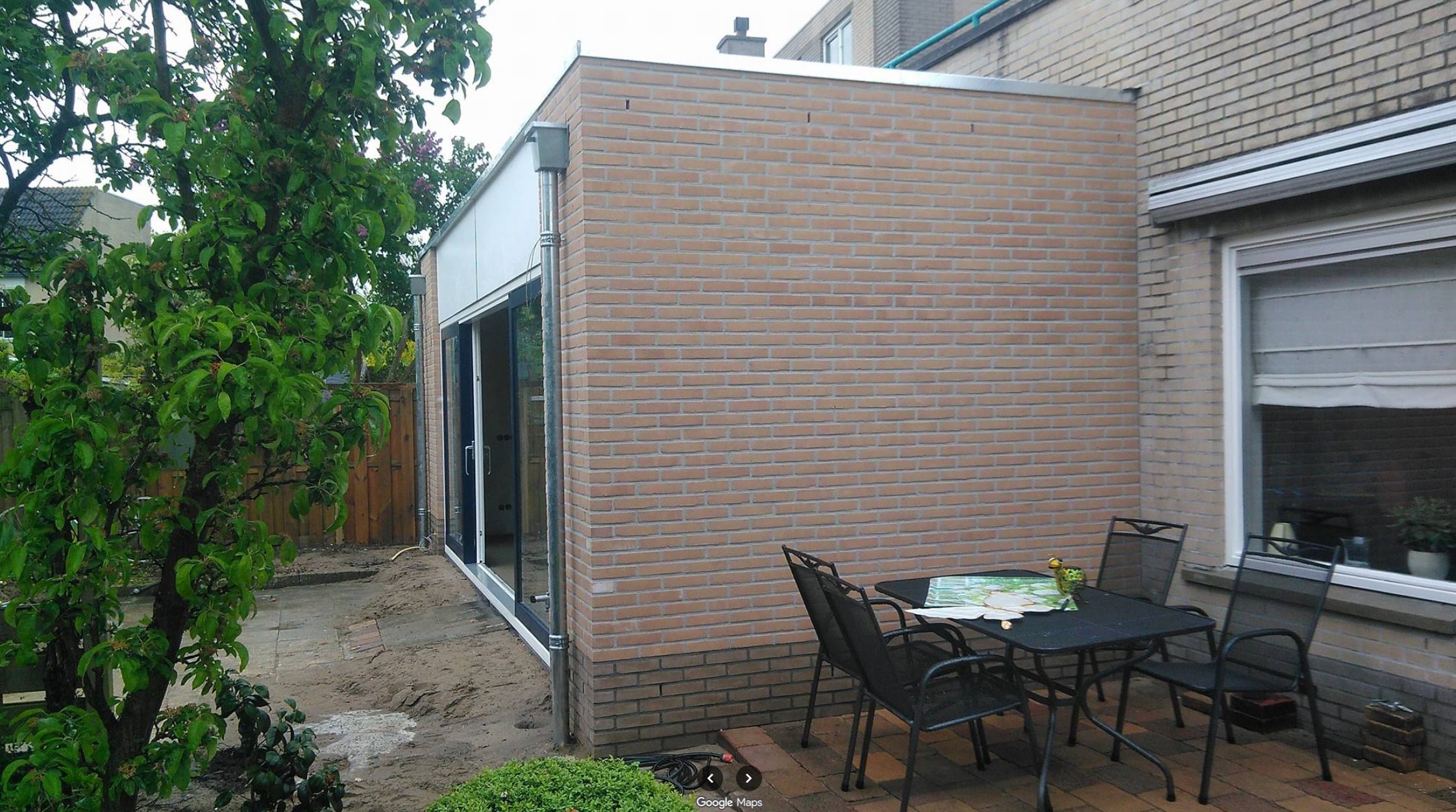 Uitbouw met metselwerk en pui