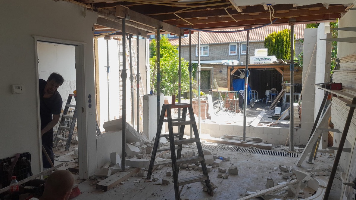 Sloopfase met tijdelijke stempels bij een gevelopening