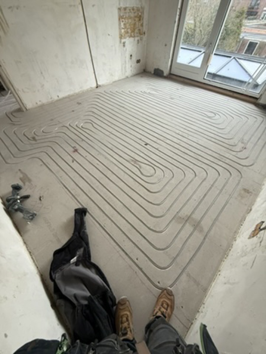 Droogbouw vloerverwarming in gefreesde groeven door De Bouw Baron